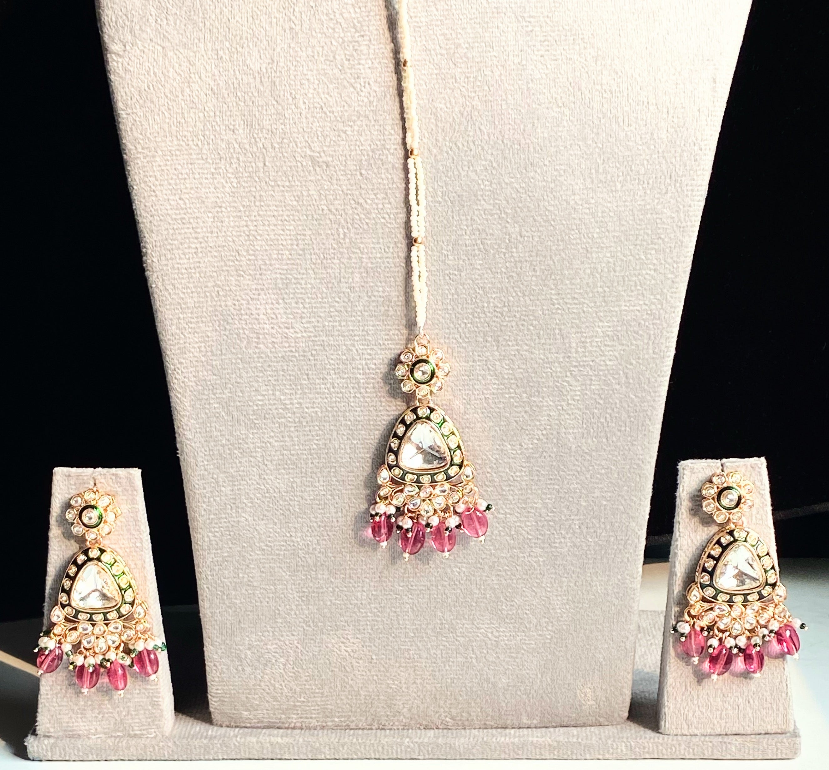 Gulabi Noor - detail view showing craftsmanship