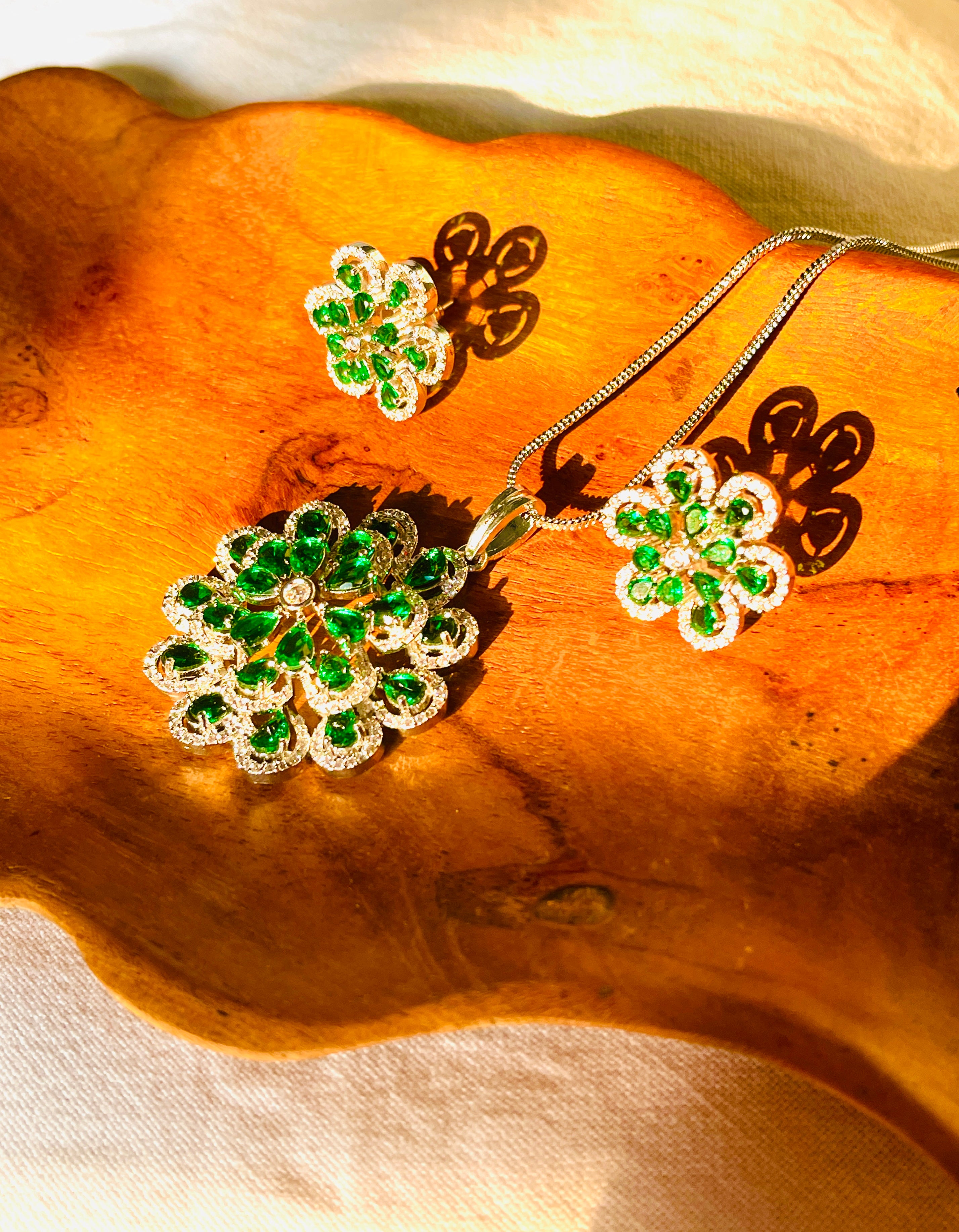 Emerald Bloom - complete set with matching pieces